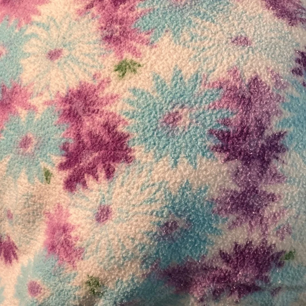Vnt 72‎ x 78 polyester white blanket with light blue and purple daisy satin edge